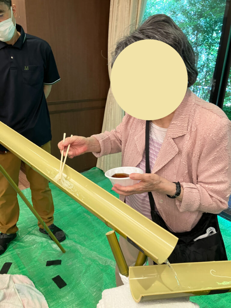 流しそうめんをするご入居者