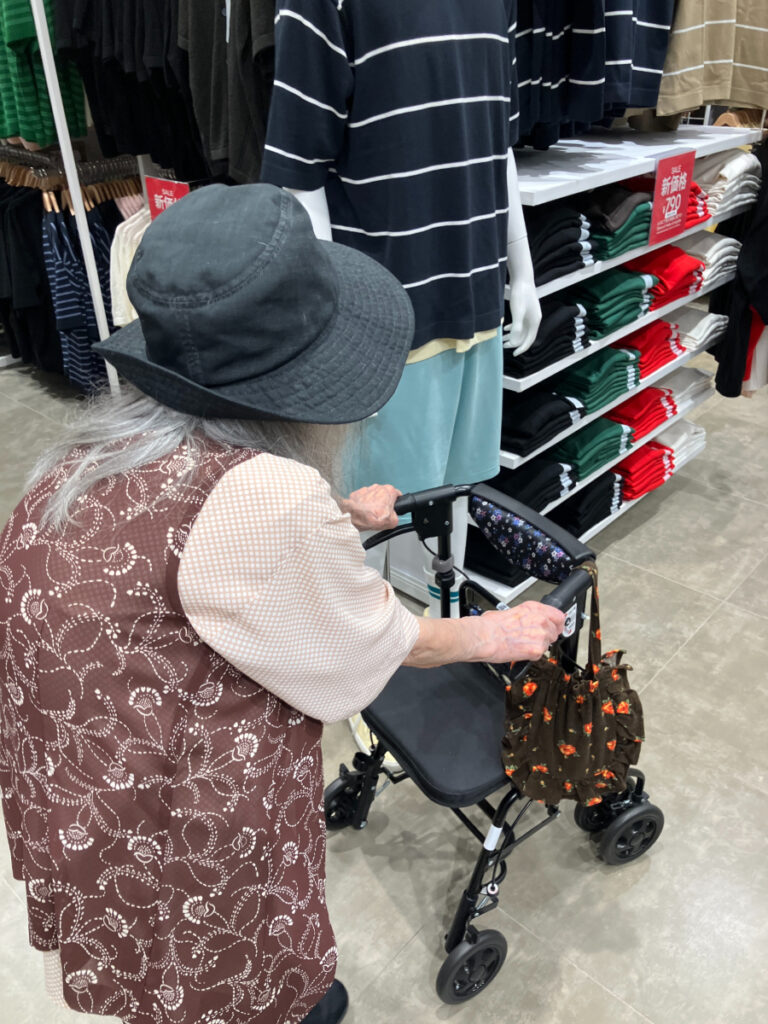 お買い物レクリエーションで洋服を探すご入居者