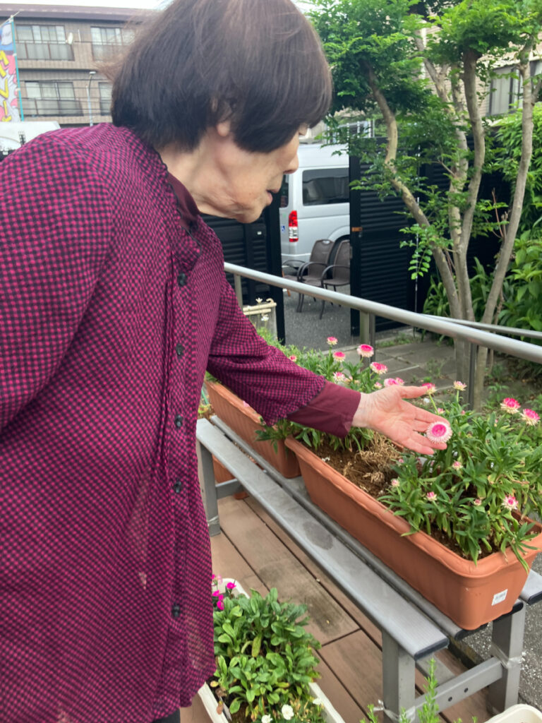 お花を愛でるご入居者