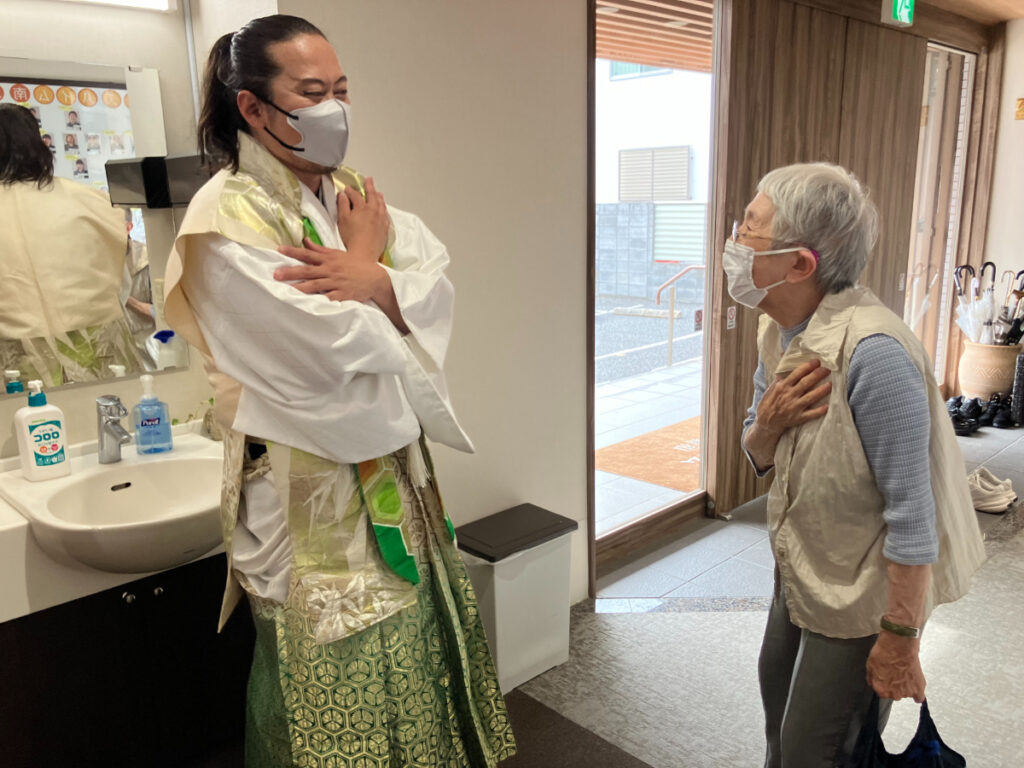 演者に話しかけるご入居者