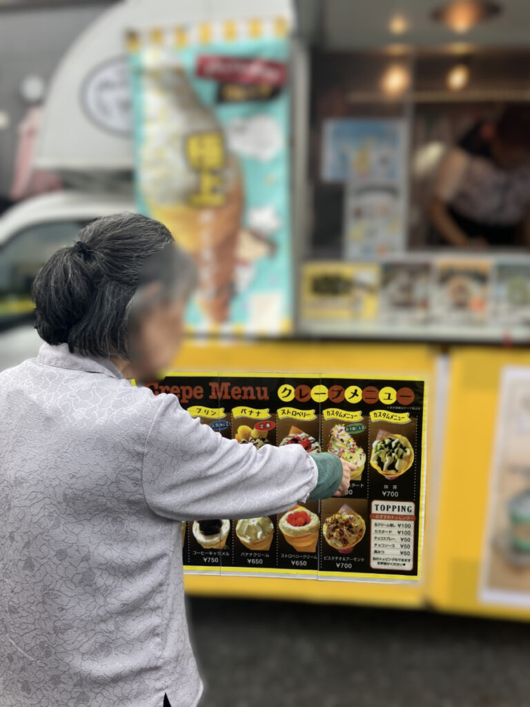 クレープを注文するご入居者