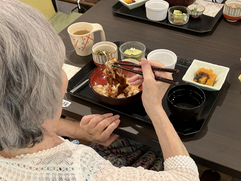 おもてなしグルメランチ「鰻のひつまぶし」を食べるご入居者
