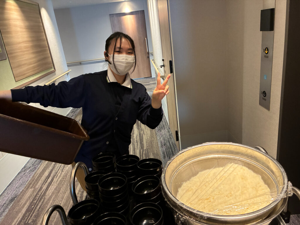 たっぷりのそうめんを持ってきたスタッフ