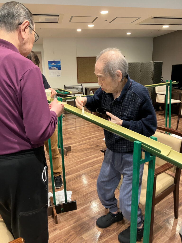 流しそうめんに苦戦するご入居者