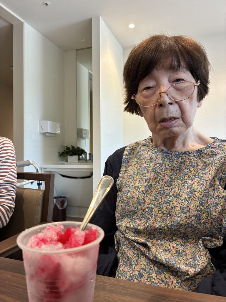 かき氷を食べるご入居者