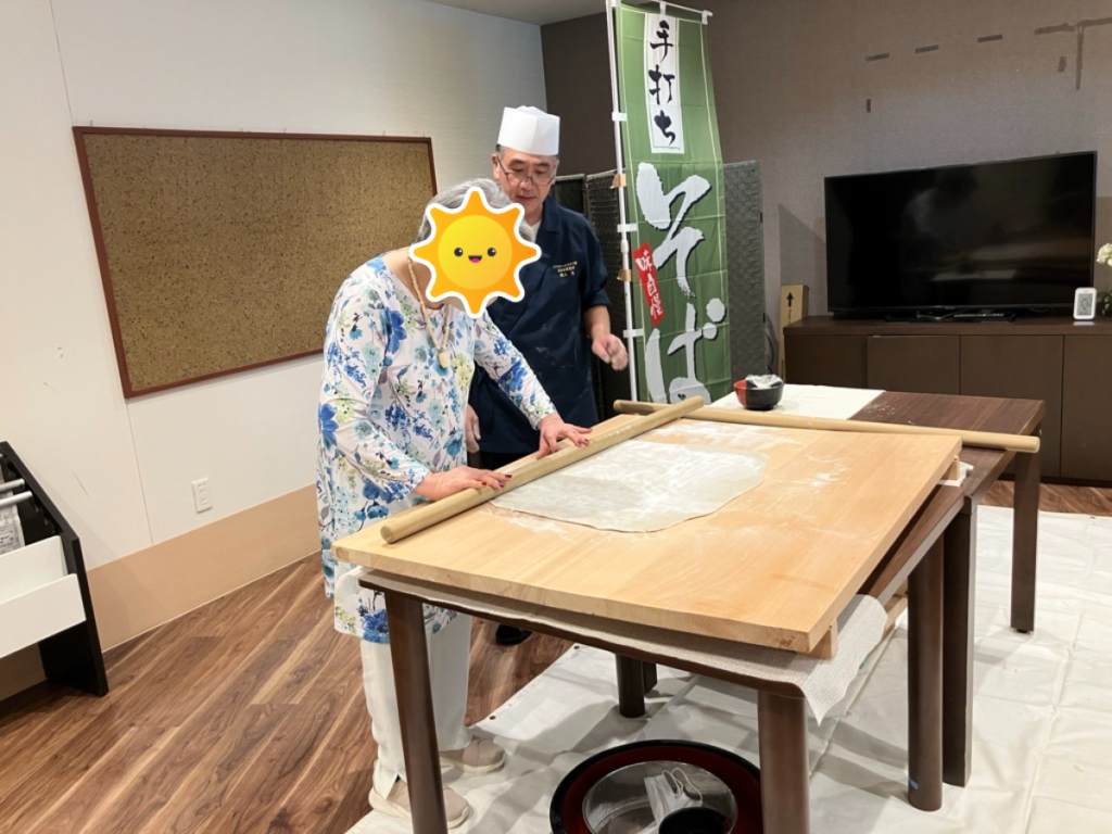手打ちそばうち体験するご入居者