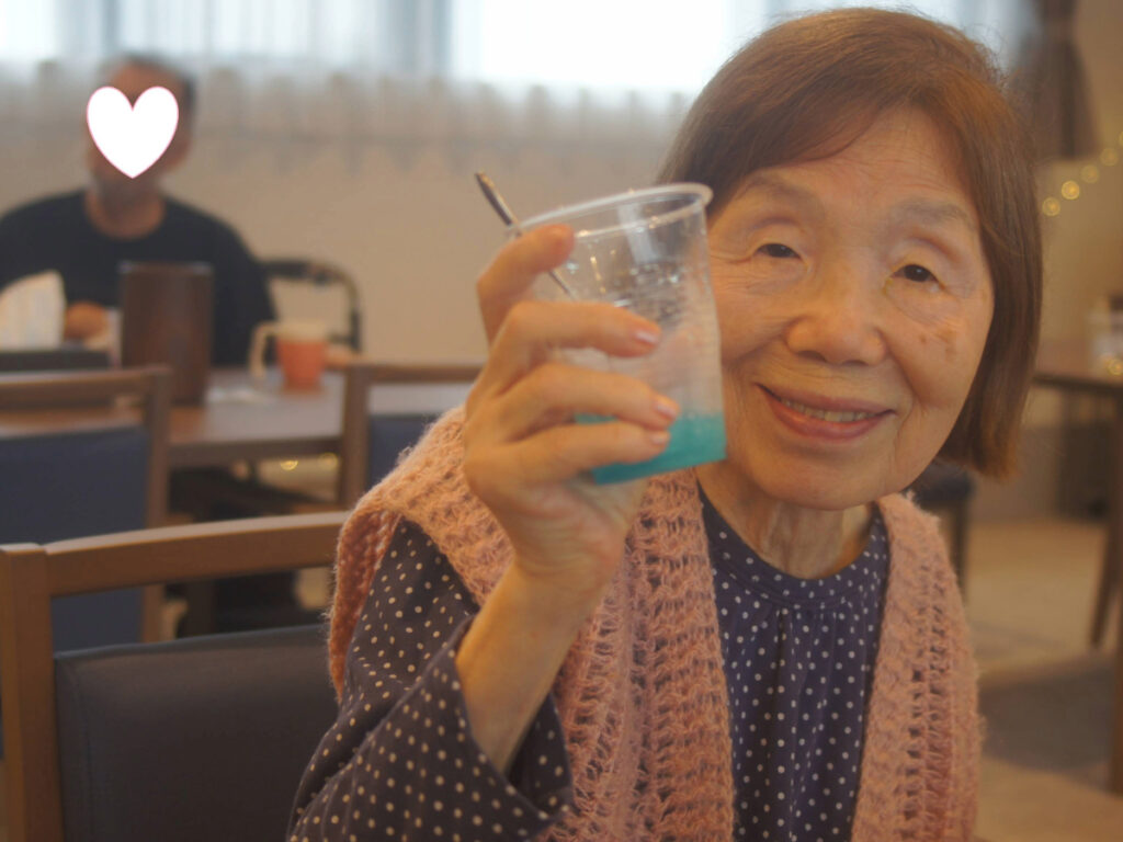 かき氷を楽しむご入居者
