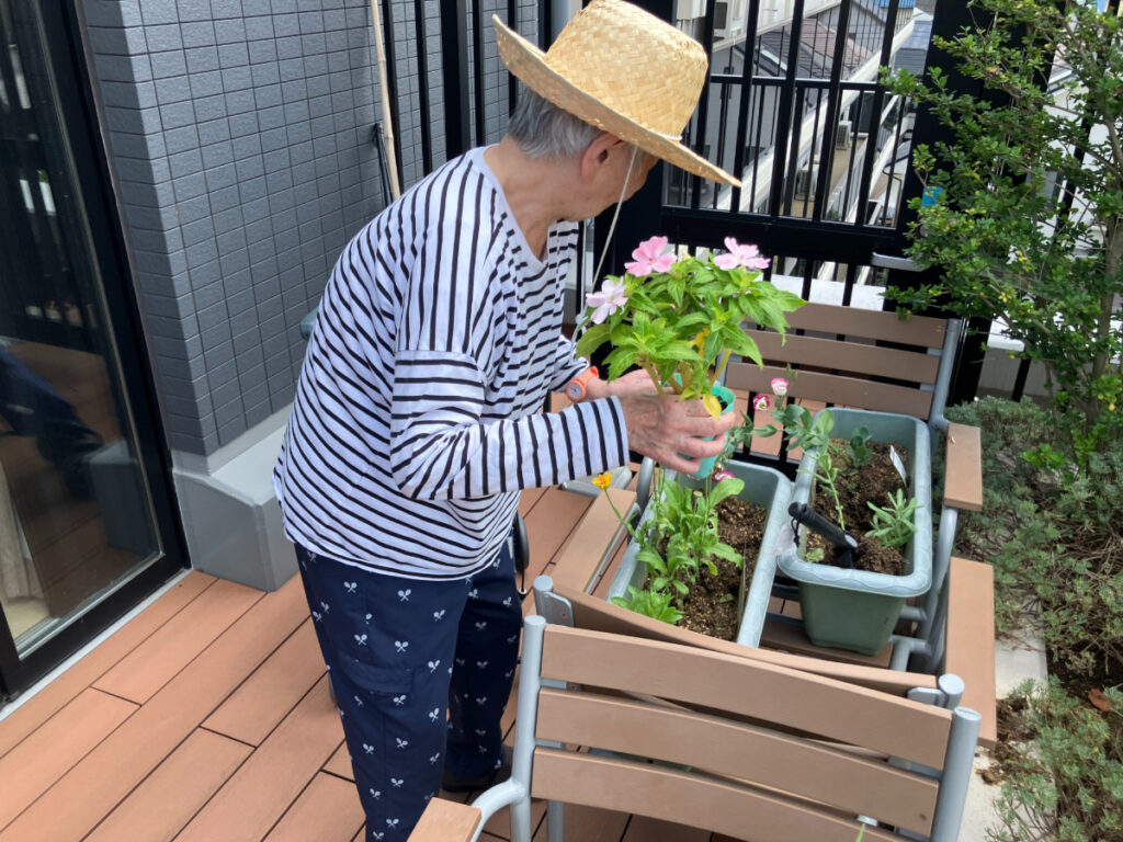 花壇の手入れをするご入居者