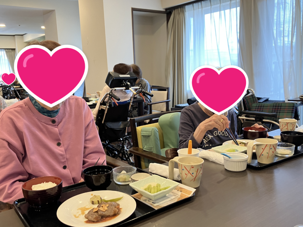 ステーキを堪能するご入居者