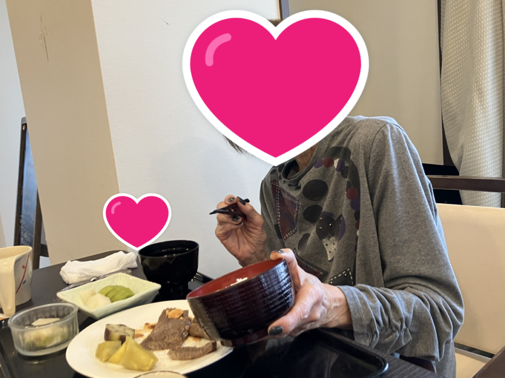 おもてなしグルメランチを堪能するご入居者