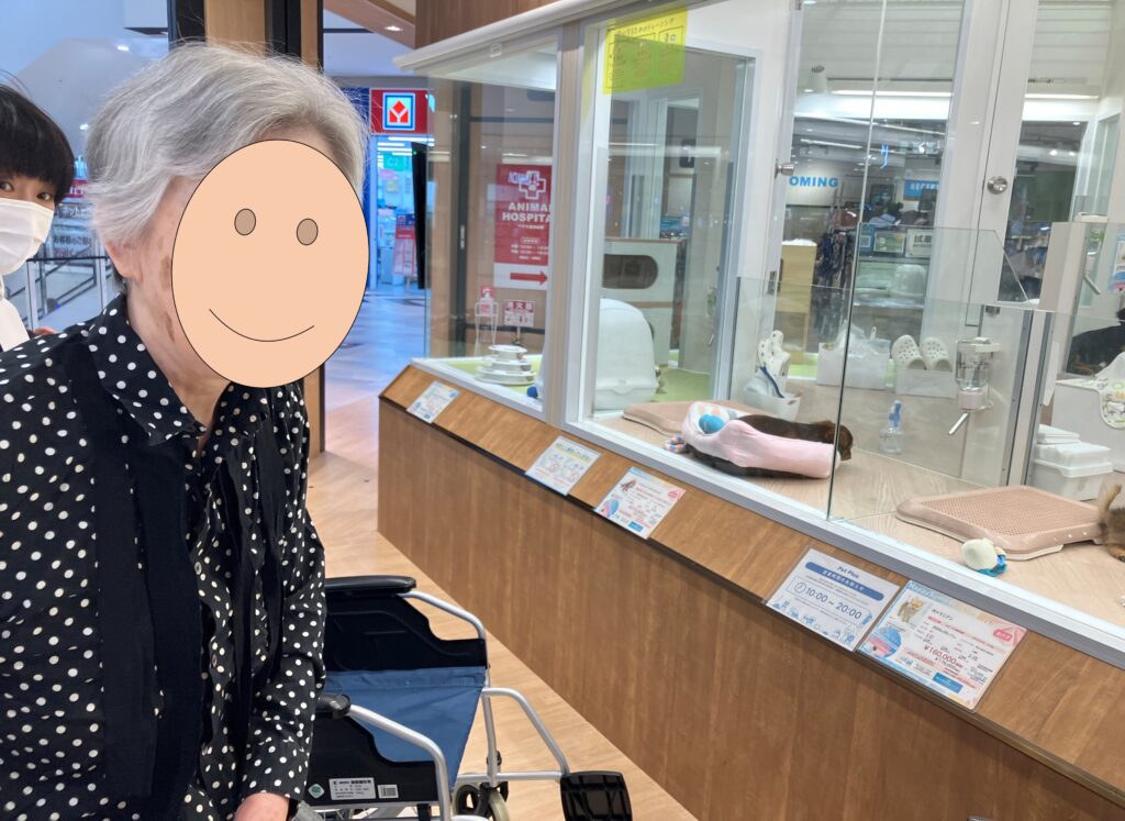 ペットショップで犬を眺めるご入居者