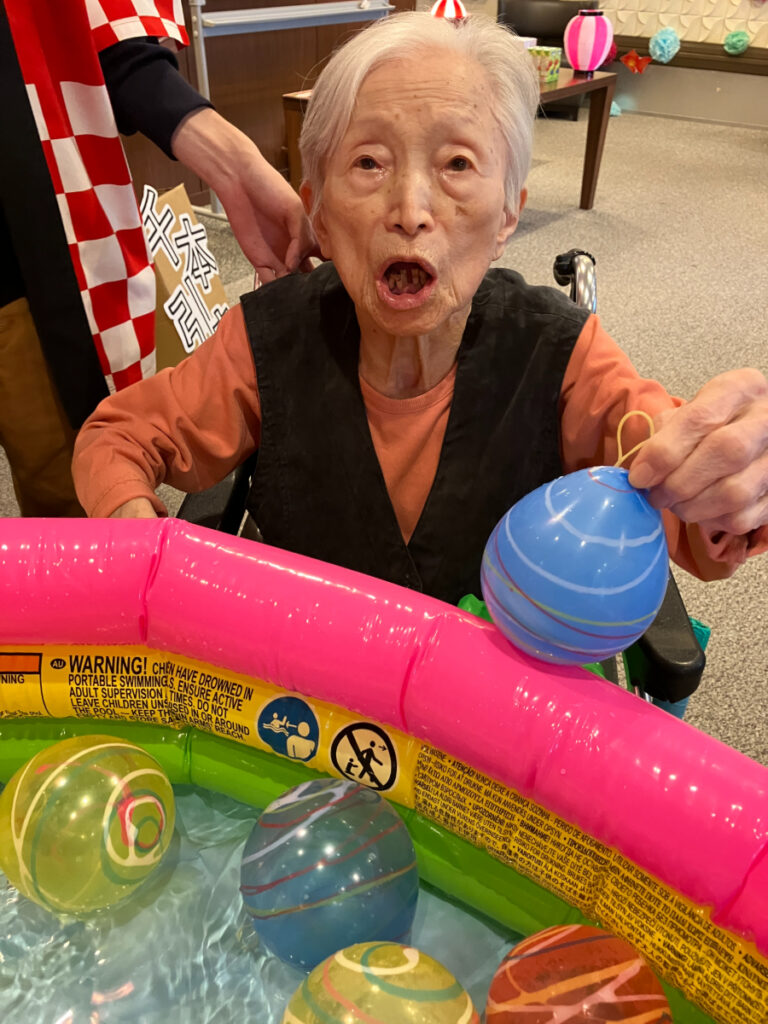 ヨーヨー釣りで笑顔のご入居者