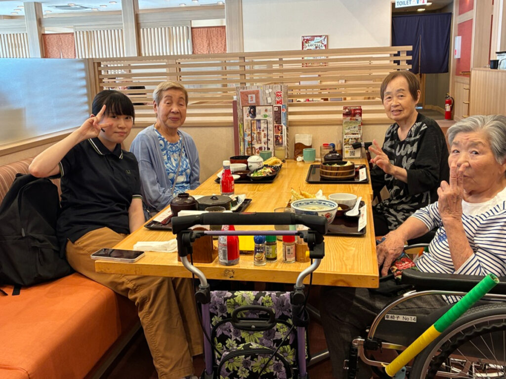 探検隊でとんでんにお寿司を食べにいく様子