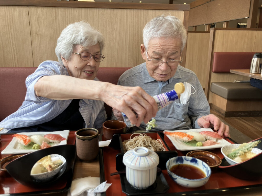 外食を楽しむ様子
