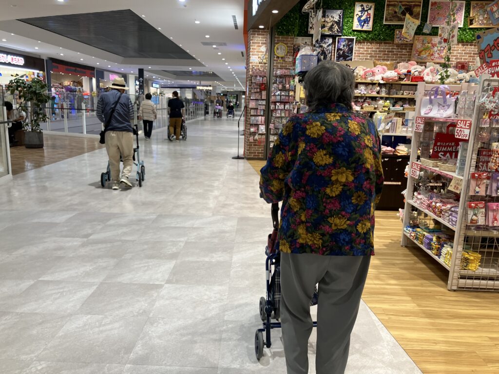 イオン散策