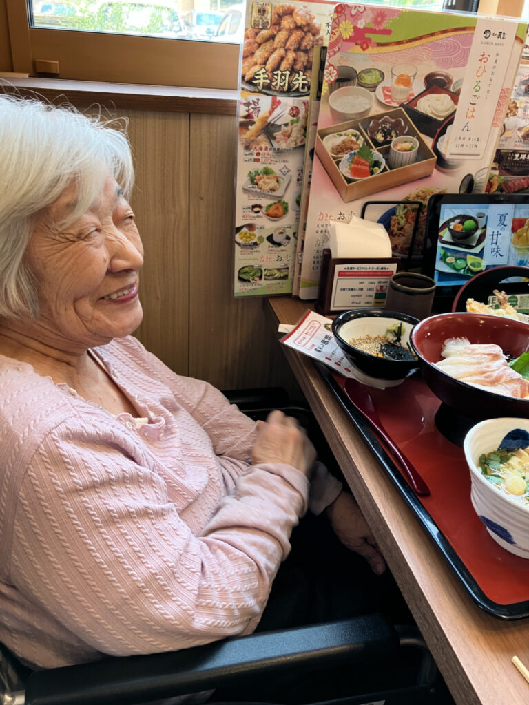 海鮮丼セットを前に笑顔のご入居者