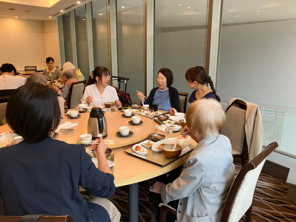 中華ランチを楽しむ様子