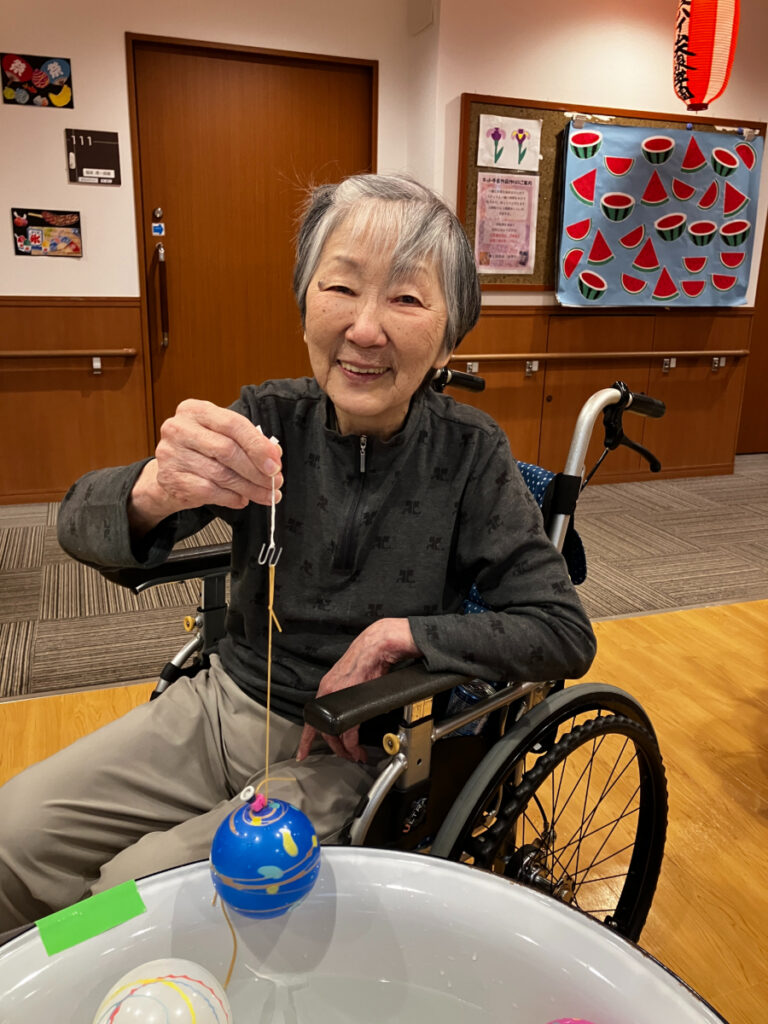 ヨーヨー釣れて笑顔のご入居者