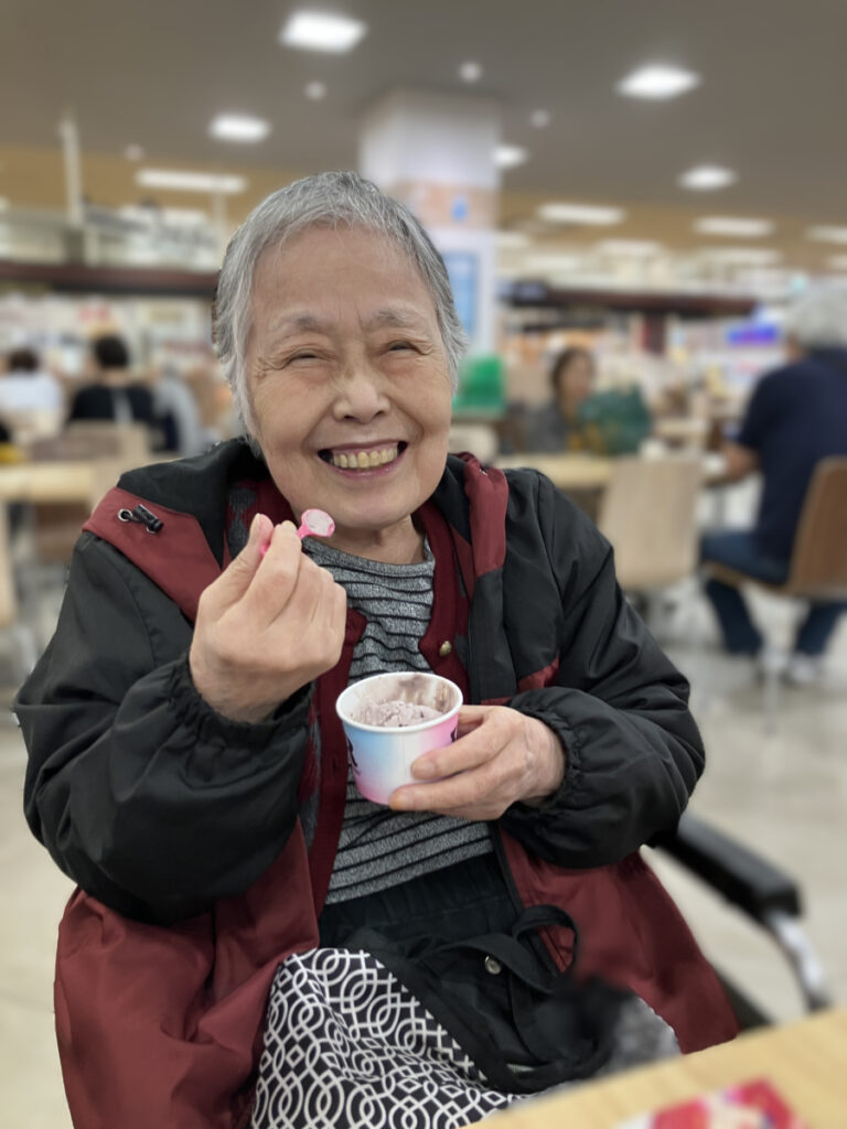 アイスを食べるご入居者