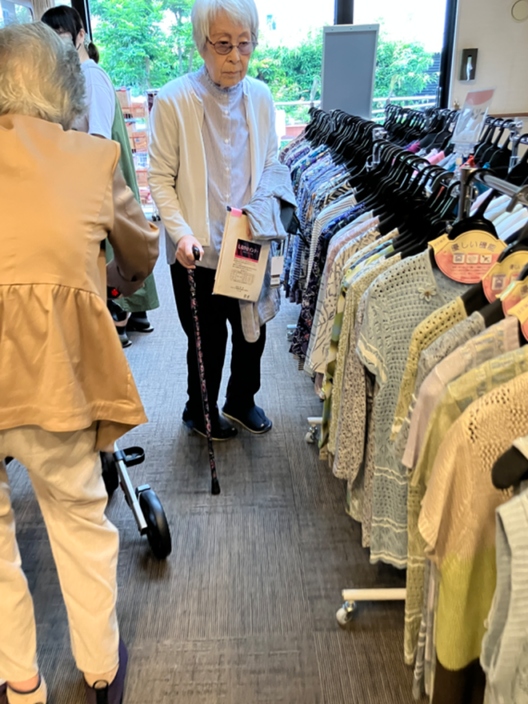ショッピングを楽しむご入居者