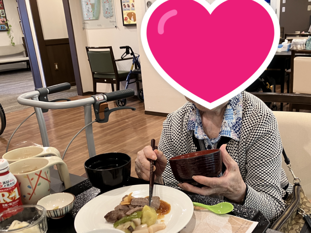 ステーキを堪能するご入居者