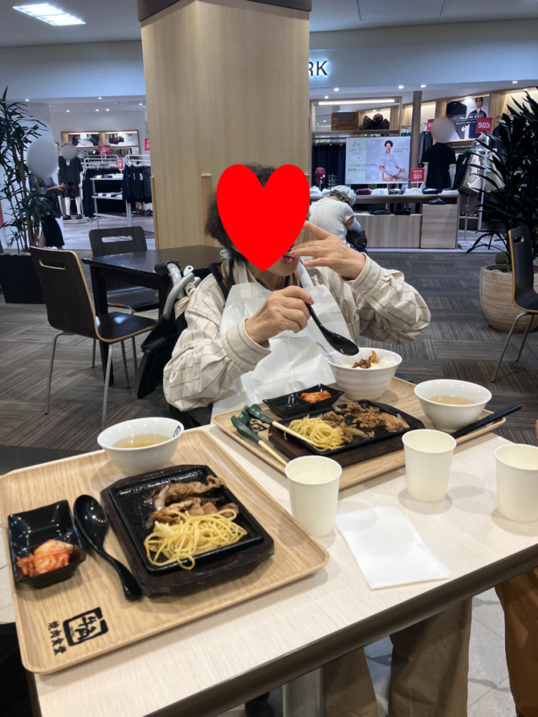 焼肉ランチを楽しむご入居者
