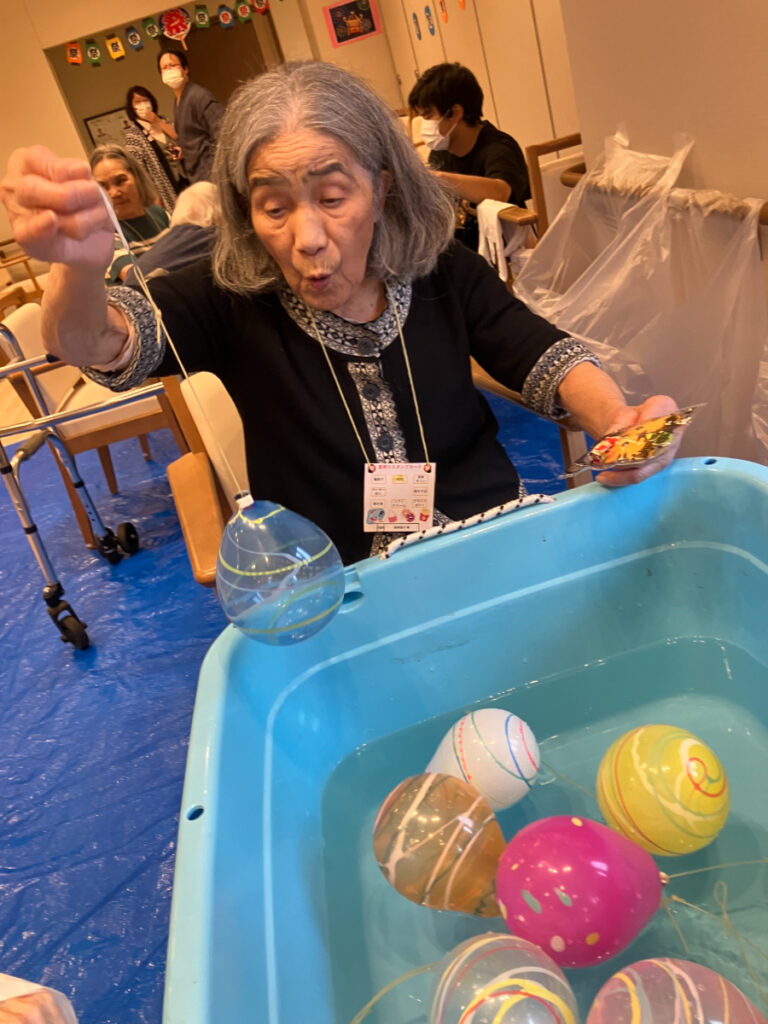 納涼祭でヨーヨー釣り