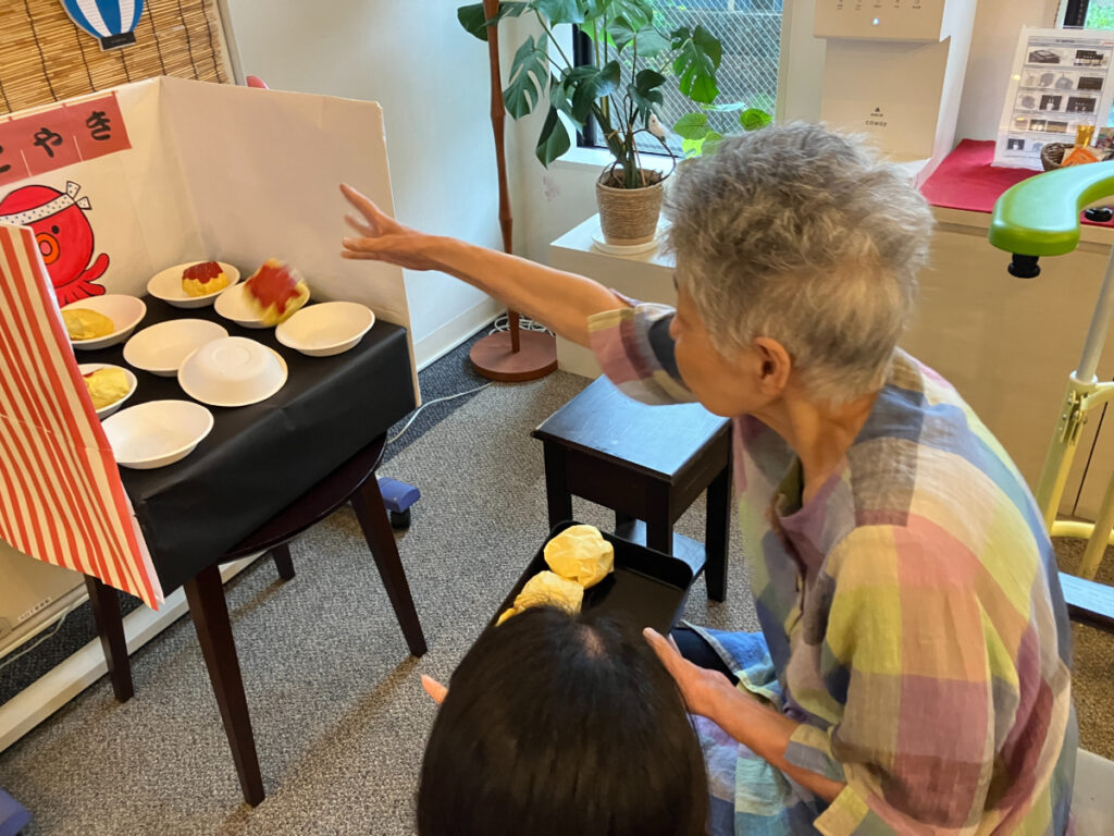 納涼祭でたこ焼きビンゴを楽しむご入居者
