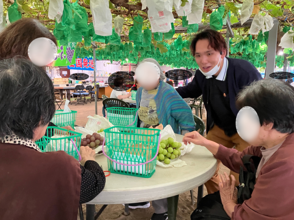 ぶどうを堪能するご入居者