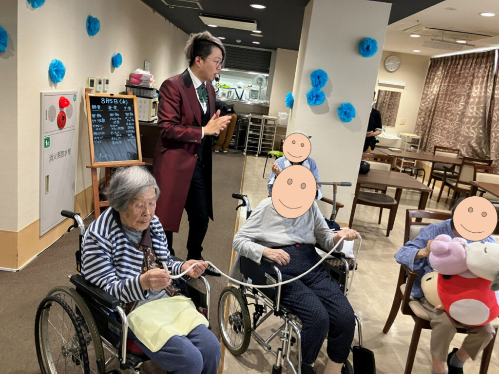 ご入居者もマジックショーに参加する様子
