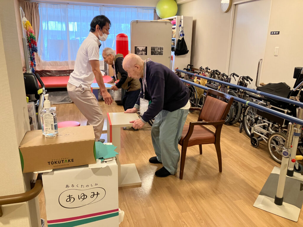 マチダ運動倶楽部で運動するご入居者