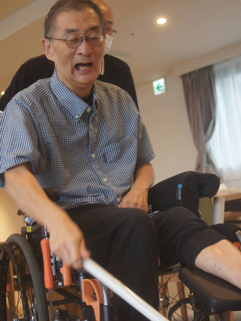 スイカ割りを楽しむご入居者