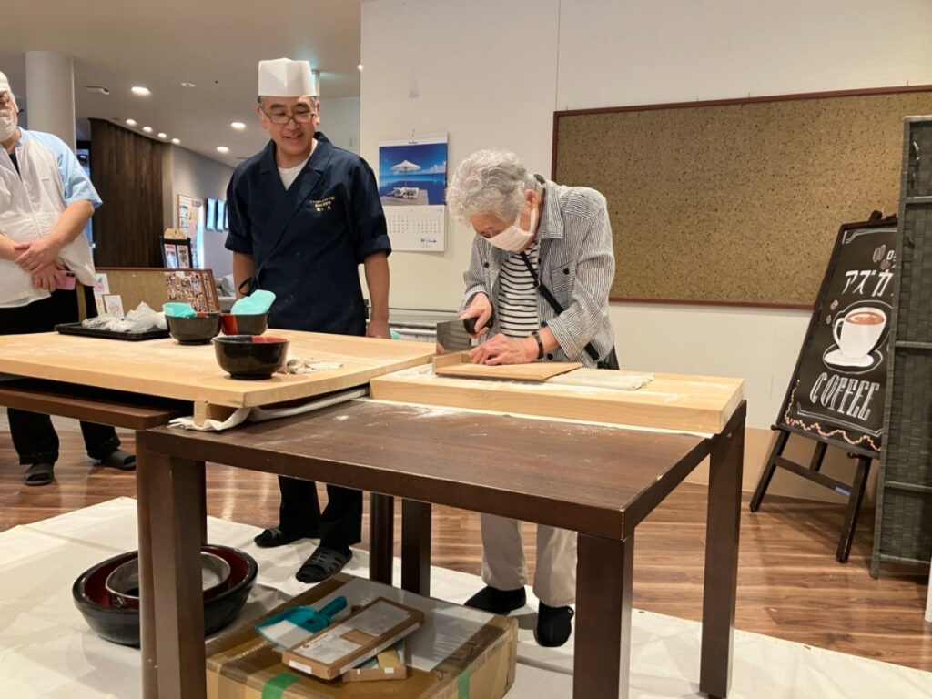 そば切りに挑戦するご入居者