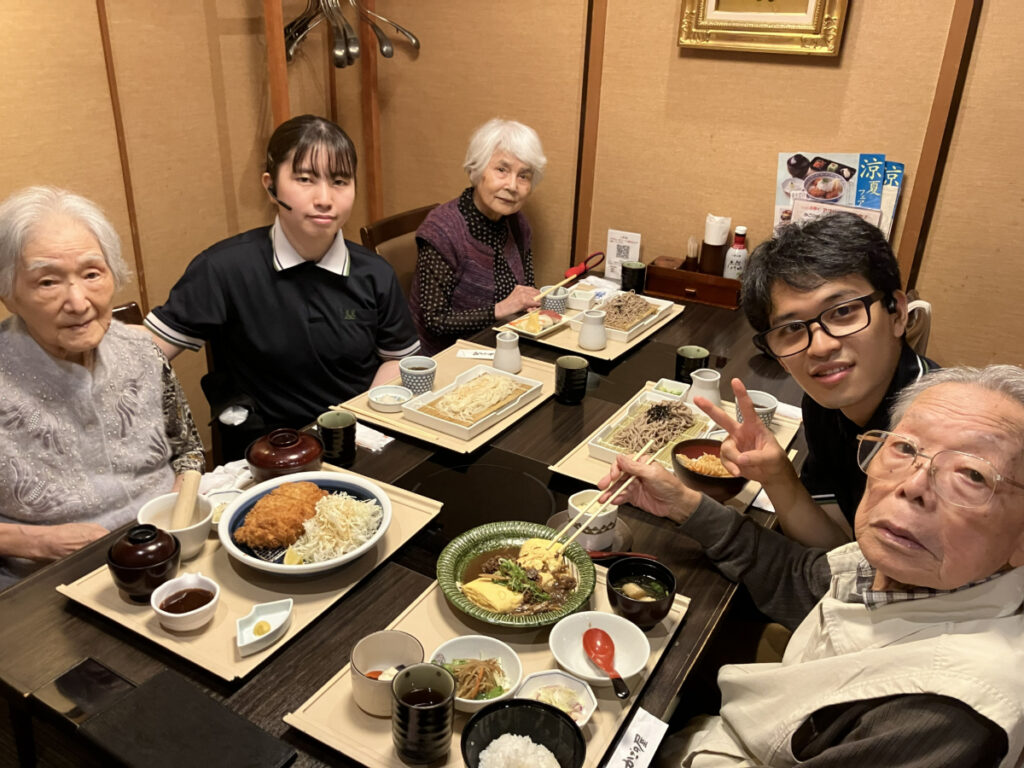 外食を楽しむ様子