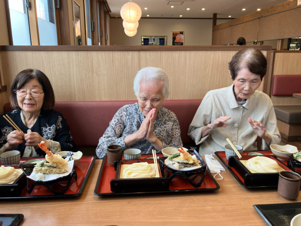 手を合わせて「いただきます！」
