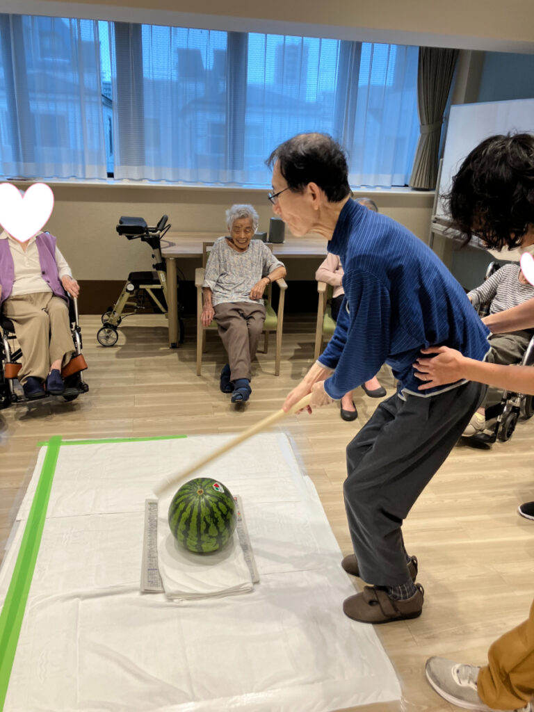 スイカ割りに挑戦するご入居者