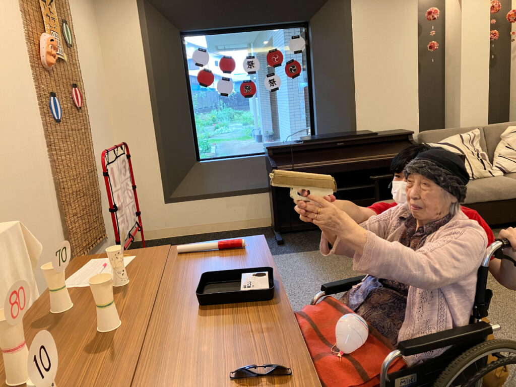 納涼祭で射的を楽しむご入居者