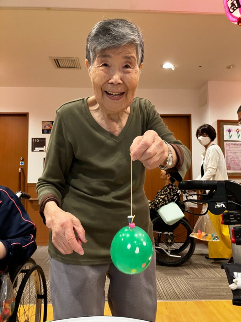 ヨーヨー釣れて笑顔のご入居者