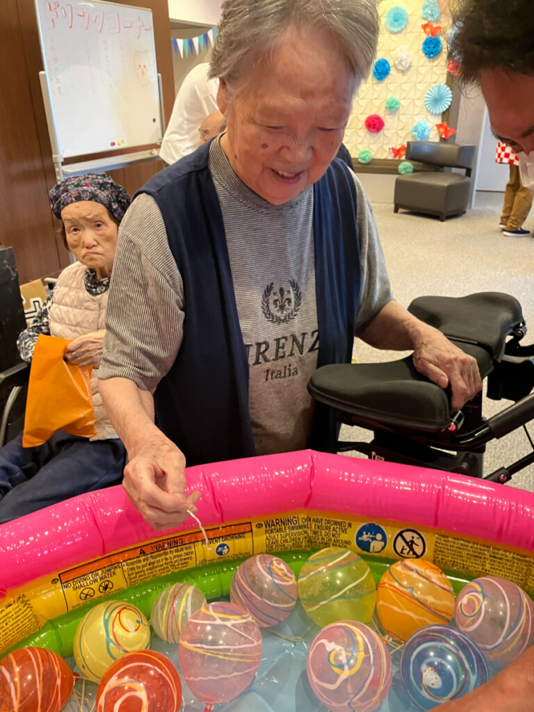 ヨーヨー釣りで笑顔のご入居者