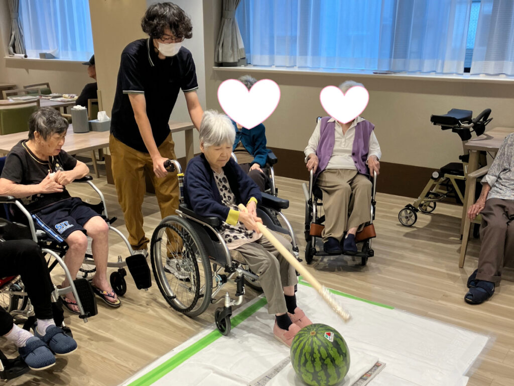 スイカ割りレクリエーションの様子