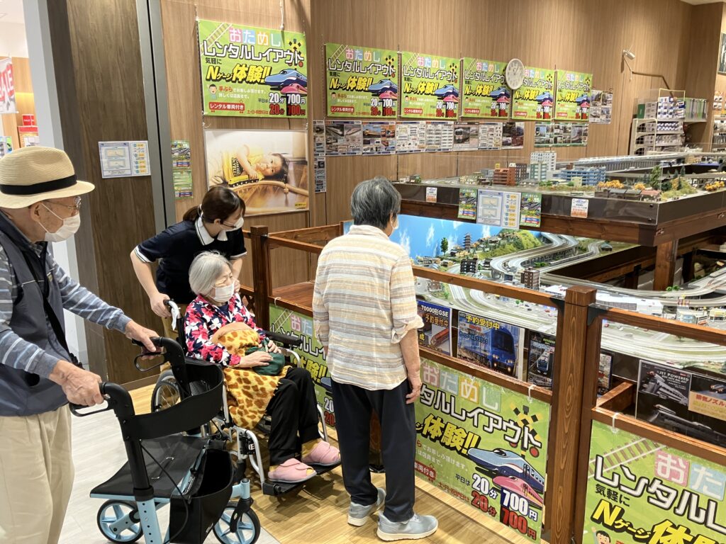 イオンにておもちゃ屋を覗くご入居者
