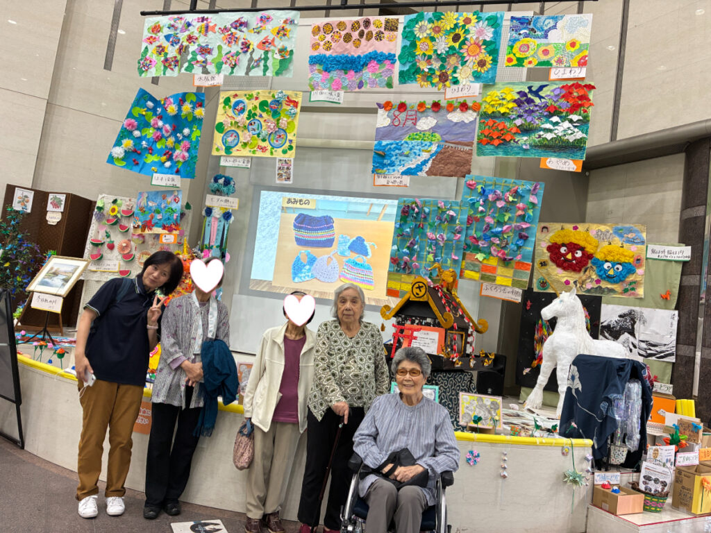 探検隊で高齢者作品展を見学