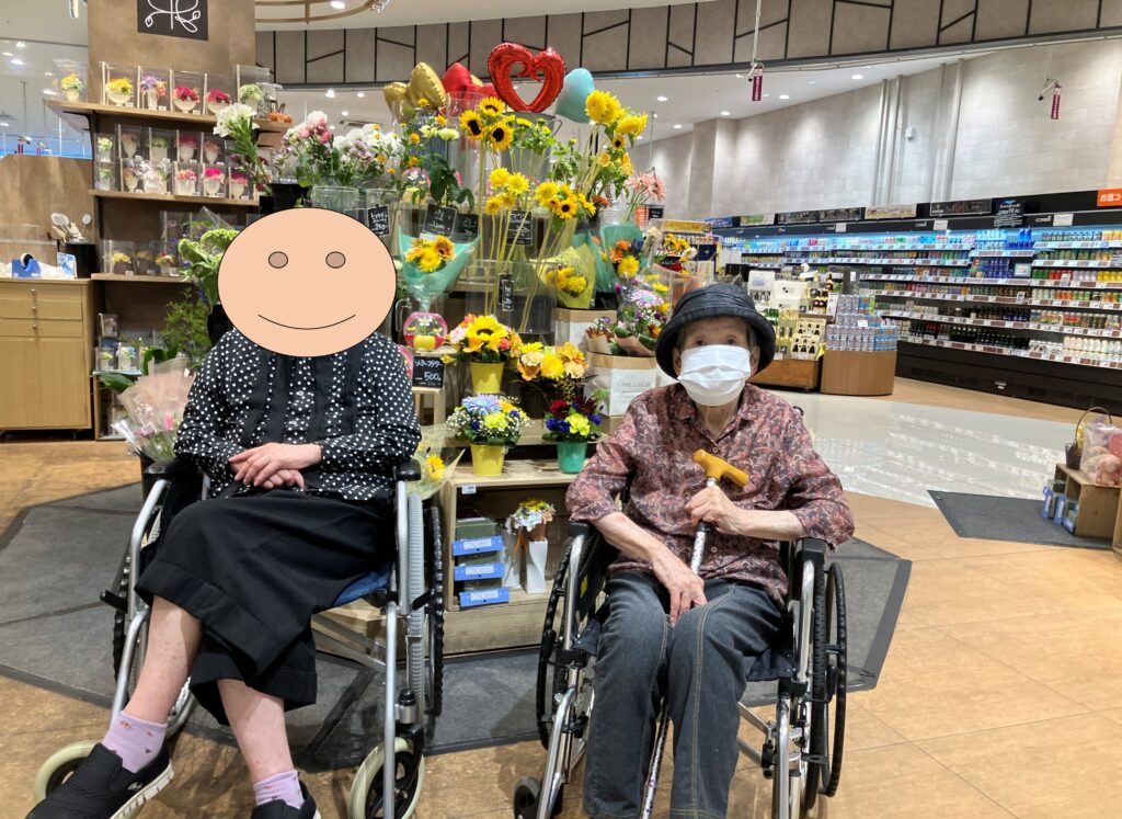 お花やさんでお花を眺めるご入居者