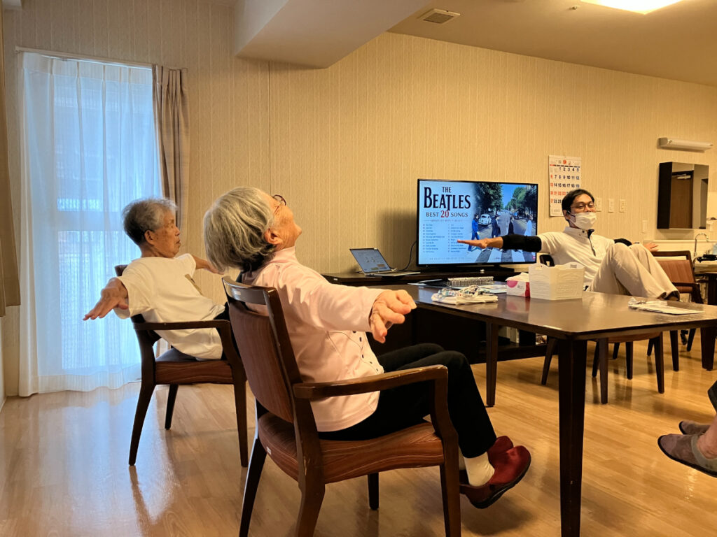 マチダ運動倶楽部で運動するご入居者