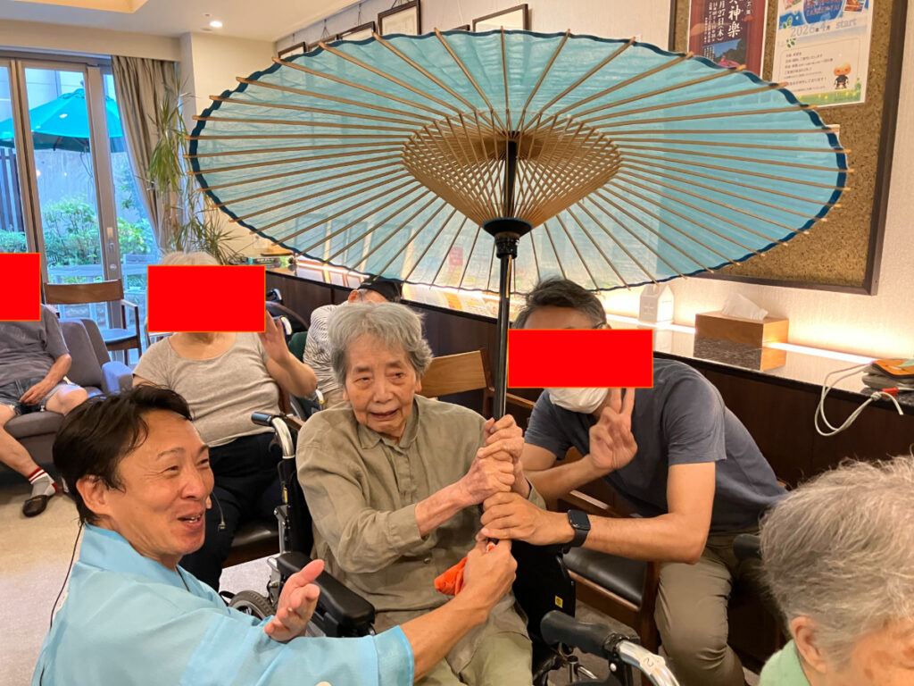 ご入居者も傘回しに挑戦