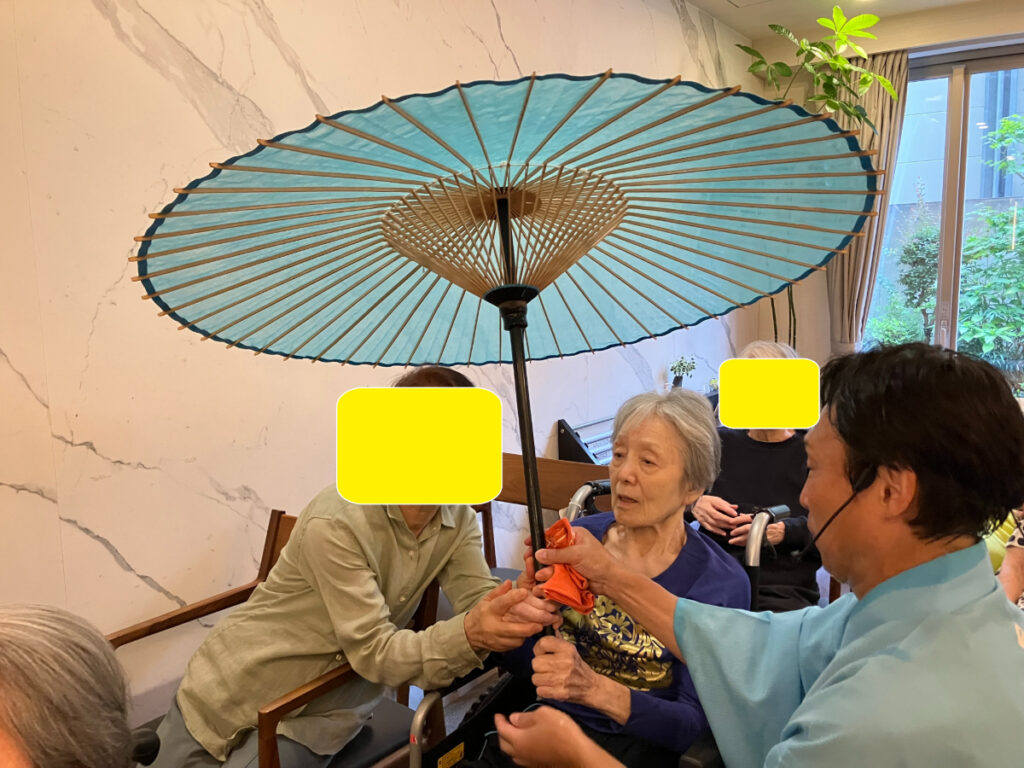 ご入居者も傘回しに挑戦