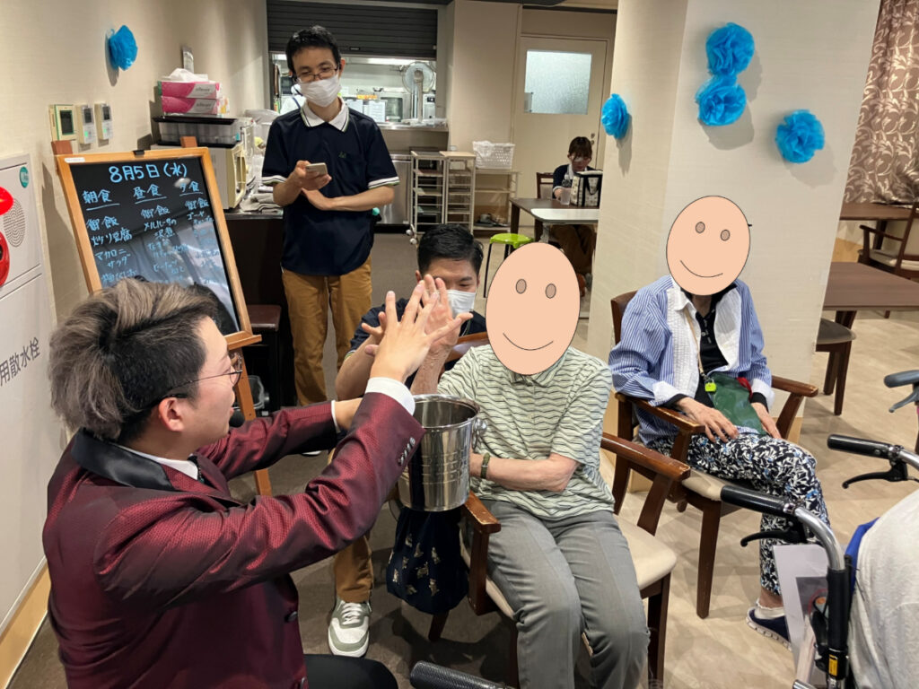 ご入居者もマジックショーに参加する様子