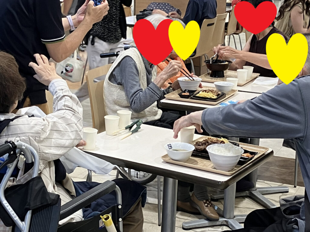 焼肉ランチを楽しむご入居者の皆さま