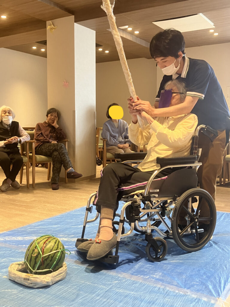 スイカ割りを楽しむご入居者
