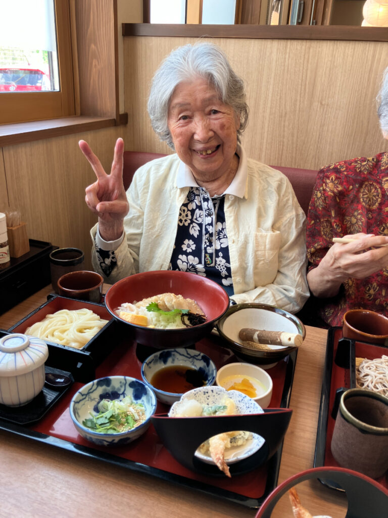 海鮮丼セットを前に笑顔のご入居者